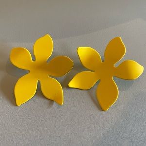 Tuckernuck flower earrings